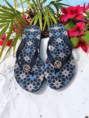 NIB Coach Navy and Gray Signature Flip Flop Sandals Size-7